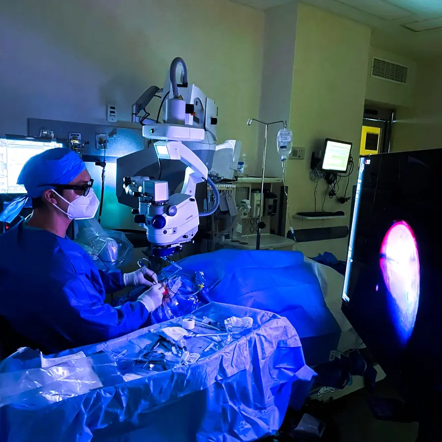 El Dr. Valdez durante una cirugía de retina con microscopio quirúrgico